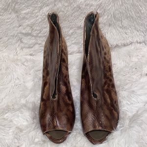 Vince camuto size 10. Tan multi Snake print